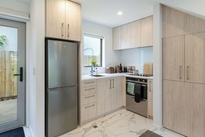 Fridge, microwave, oven, stovetop - Modern 1BR Townhouse, Central City (Christchurch)