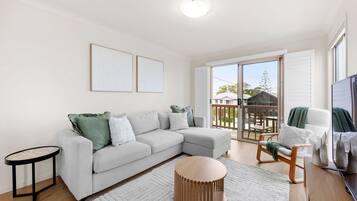 Smart TV, books, stereo