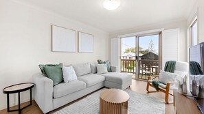 Smart TV, books, stereo - Little Beach House - 4 Minutes Walk to the Beach (Currarong)