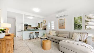 Smart TV, libros y estéreo