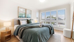 Iron/ironing board, travel cot, free WiFi, bed sheets - Little Beach House - 4 Minutes Walk to the Beach (Currarong)