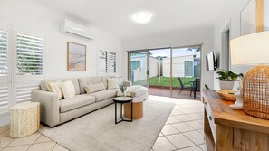 Smart TV, books, stereo - Little Beach House - 4 Minutes Walk to the Beach (Currarong)