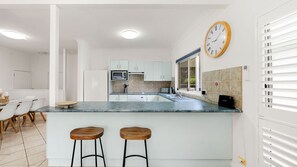 Fridge, microwave, oven, stovetop - Little Beach House - 4 Minutes Walk to the Beach (Currarong)