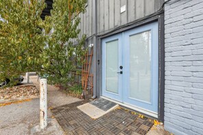 Exterior detail - Condo by the Domain and Downtown with Pool, Luxe Beds, Stocked Kitchen, Dog Park & Covered Patio (Austin)