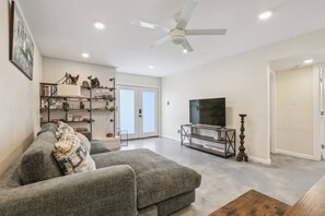 Smart TV - Condo by the Domain and Downtown with Pool, Luxe Beds, Stocked Kitchen, Dog Park & Covered Patio (Austin)