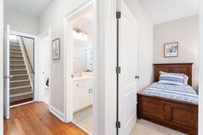 Tabla de planchar con plancha, wifi, ropa de cama