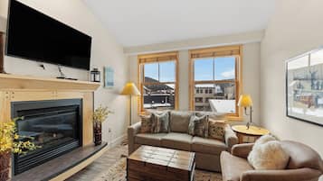 Condo (2 Bedrooms) | Front of property