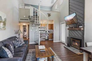 Living area - Beautiful 3-bedroom apt Skiview drive, 10 minutes to Gatlinburg (Gatlinburg)