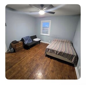 3 bedrooms, WiFi, bed sheets - One great family escape and relaxation! (Kansas City)