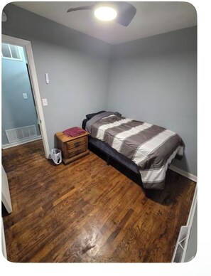 3 bedrooms, WiFi, bed sheets - One great family escape and relaxation! (Kansas City)