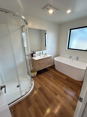 Shower, hair dryer, towels, soap - Relaxed stay for all seasons (Woodend)