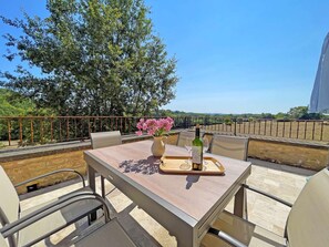 Outdoor dining - Les douces terrasses, private swimming pool (COUX ET BIGAROQUE)