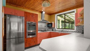 Wasserkocher mit Kaffee-/Teezubehör, Kühlschrank, Mikrowelle, Ofen