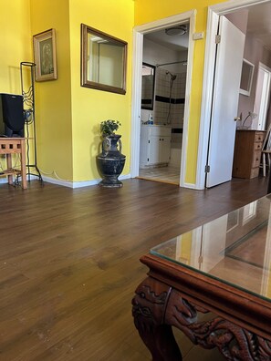 Hair dryer, towels, soap, toilet paper - A cosy space Hollywood unit with walking distance to Sunset Blvd (Los Angeles)