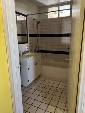 Hair dryer, towels, soap, toilet paper - A cosy space Hollywood unit with walking distance to Sunset Blvd (Los Angeles)