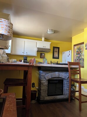Private kitchen - A cosy space Hollywood unit with walking distance to Sunset Blvd (Los Angeles)