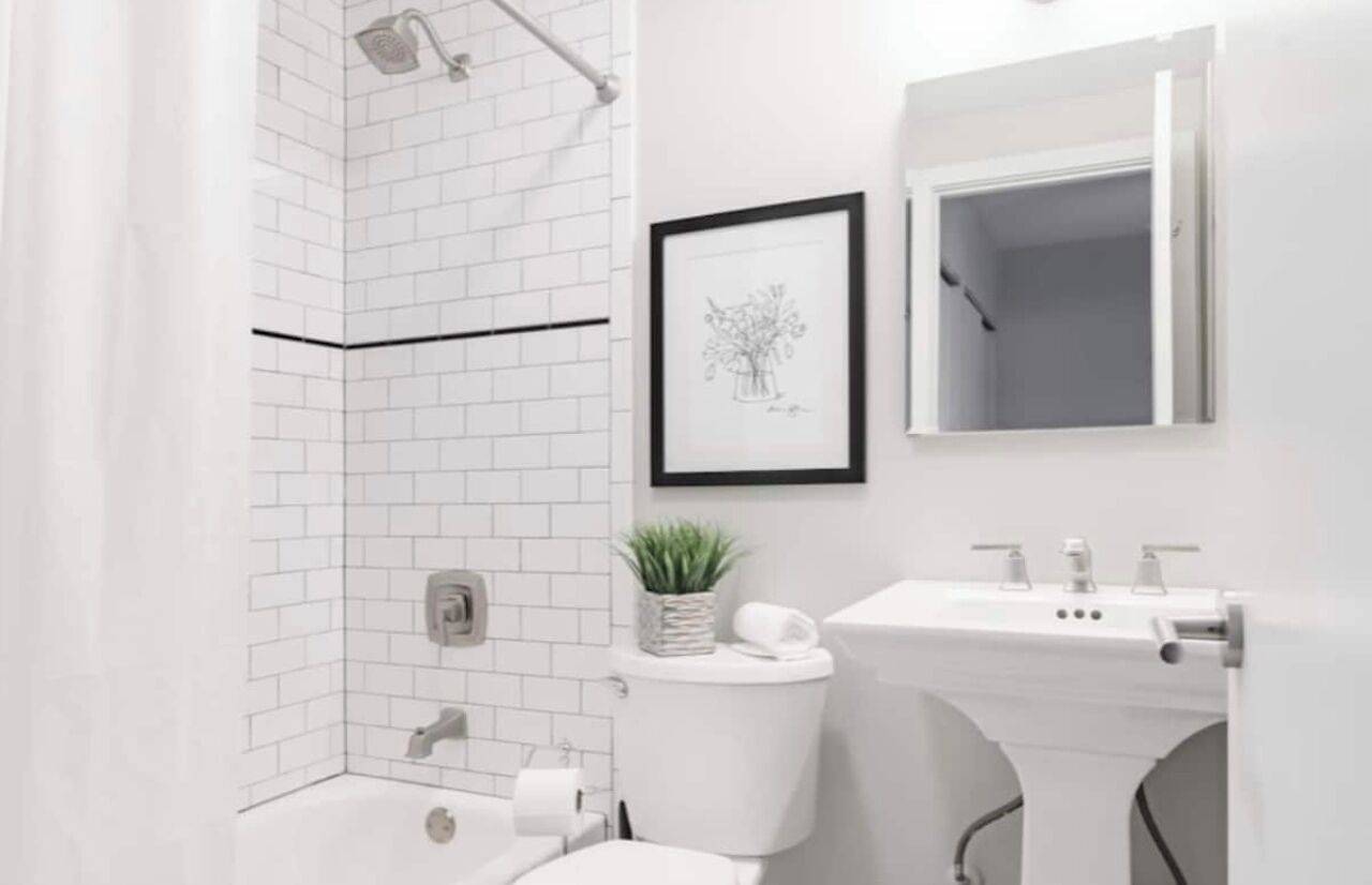 Secadora de cabello, toallas, jabón, papel de baño 
