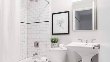 Secadora de cabello, toallas, jabón, papel de baño