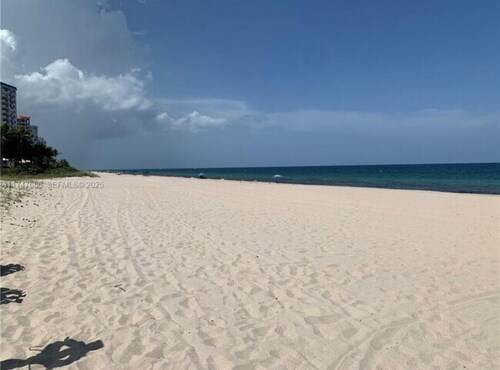 Fresh, bright, newly renovated 2bdrm/2bath condo, steps from the ocean