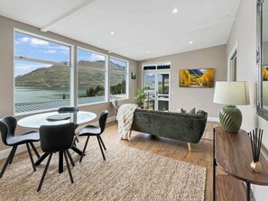 TV - Chic Central Queenstown Retreat- Newly Renovated (Queenstown)