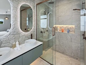 Douche, sèche-cheveux, serviettes fournies
