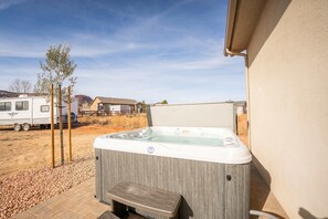 Outdoor spa tub - Family home In Kanab near Nat'l Parks with hot tub, sleeps 8! (Kanab)
