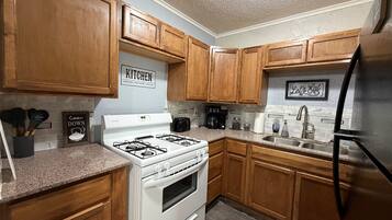 Microondas, horno, parrilla de estufa y cafetera y tetera