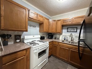 Microwave, oven, stovetop, coffee/tea maker - Southern Gardens - Tranquil South Abilene Home (Abilene)