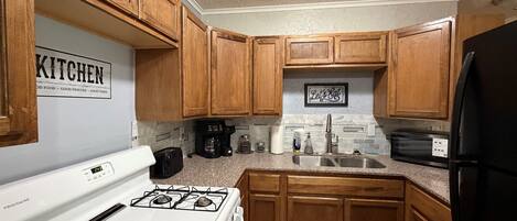 Mikrobølgeovn, ovn, kokeplater og kaffetrakter/tekoker