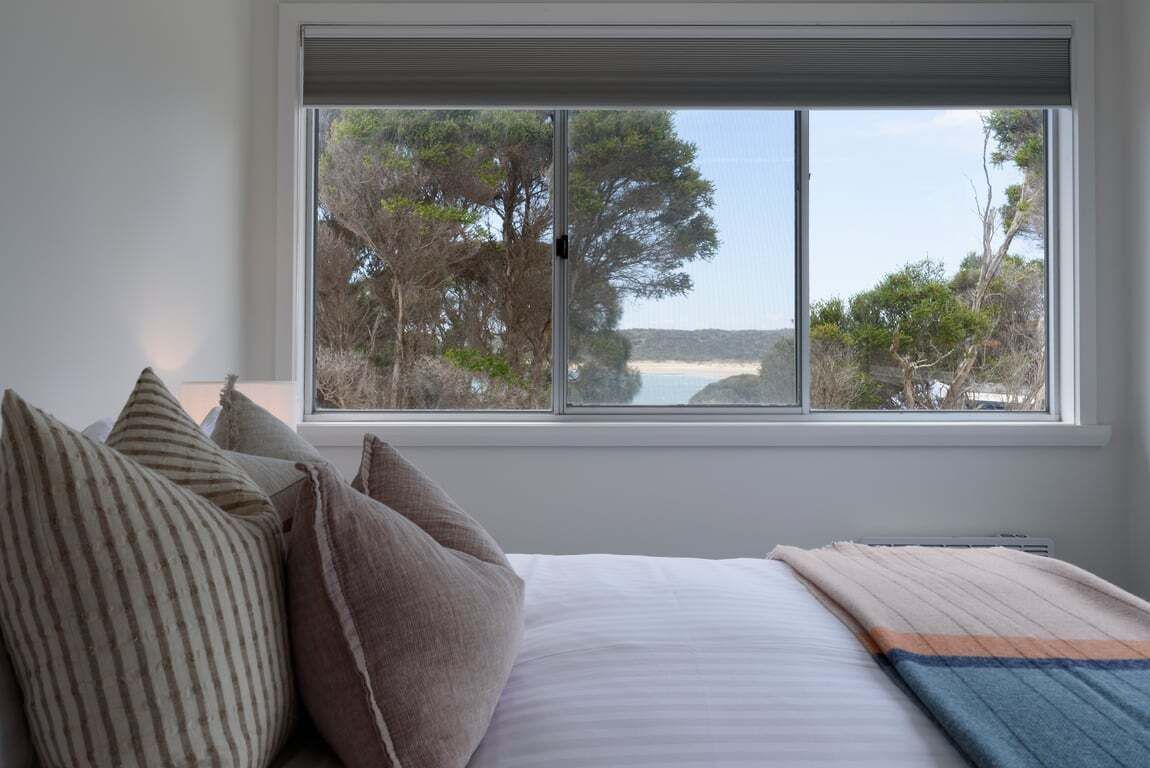 Een strijkplank/strijkijzer, wifi, beddengoed