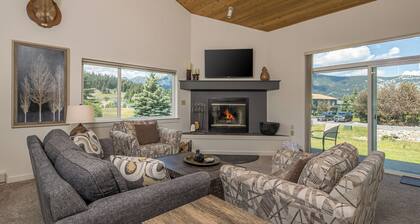 Hot Tub! Breathtaking views! Minutes from Big Sky Town center!