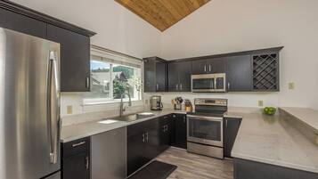 Geladeira, micro-ondas, fogão, cooktop