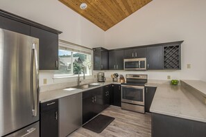 Geladeira, micro-ondas, fogão, cooktop