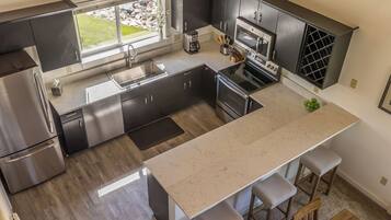 Kjøleskap, mikrobølgeovn, ovn og kokeplater