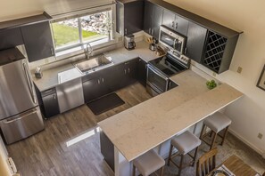 Kylskåp, mikrovågsugn, ugn och spishäll