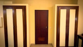 Quarto casal standard, 2 camas de solteiro, sacada, vista para o rio | Cofres nos quartos, escrivaninha, espaço de trabalho para notebook