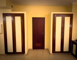 Caja de seguridad en la habitación y escritorio 