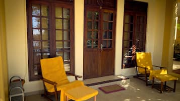 Quarto casal standard, 2 camas de solteiro, sacada, vista para o rio | Cofres nos quartos, escrivaninha, espaço de trabalho para notebook