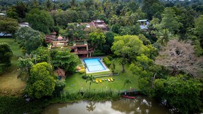 Outdoor pool, pool umbrellas, sun loungers - Ayurveda Spring of Life Resort (Piliyandala)