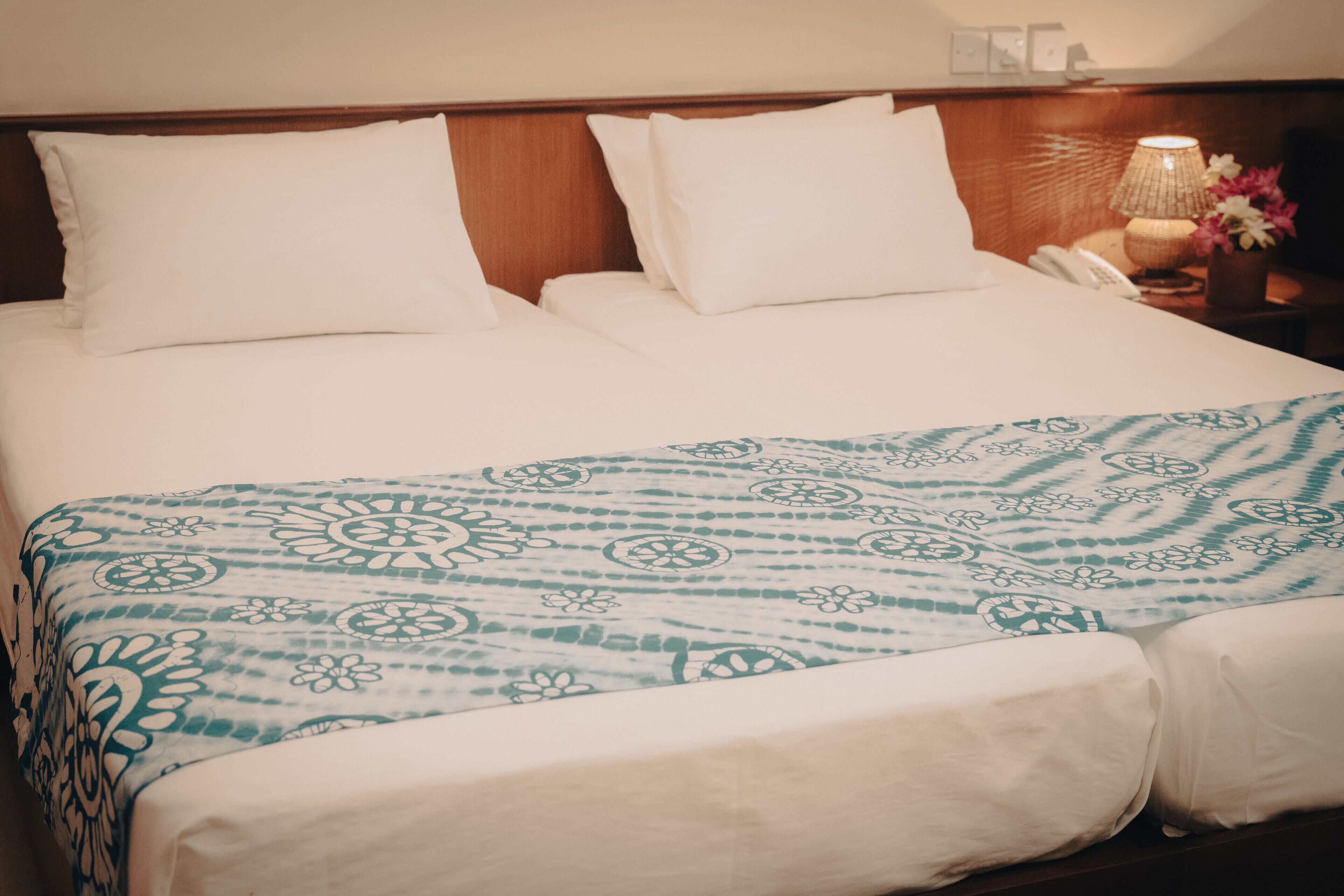 客房内保险箱、办公桌、笔记本电脑工作区、遮光窗帘