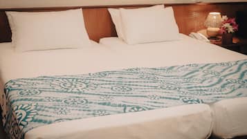 Cofres nos quartos, escrivaninha, espaço de trabalho para notebook