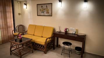 Quarto casal standard, 2 camas de solteiro, sacada, vista para o rio | Área de estar