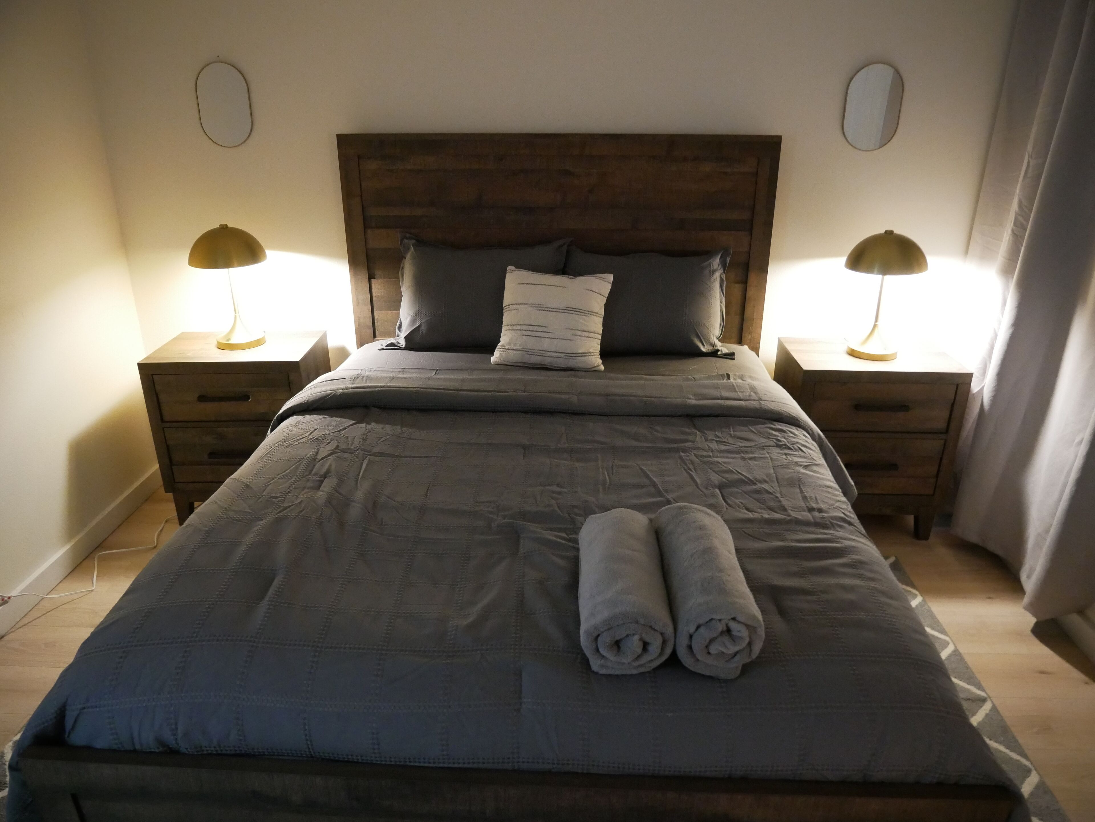 3 habitaciones, tabla de planchar con plancha, wifi y ropa de cama 