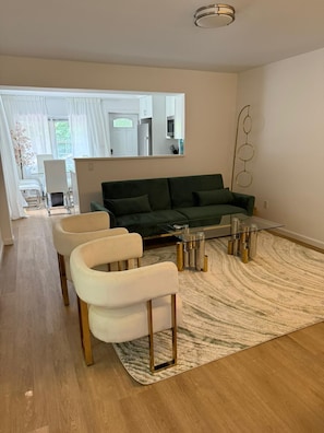 Living area - Elegant Hideaway with Free Parking (White Plains)