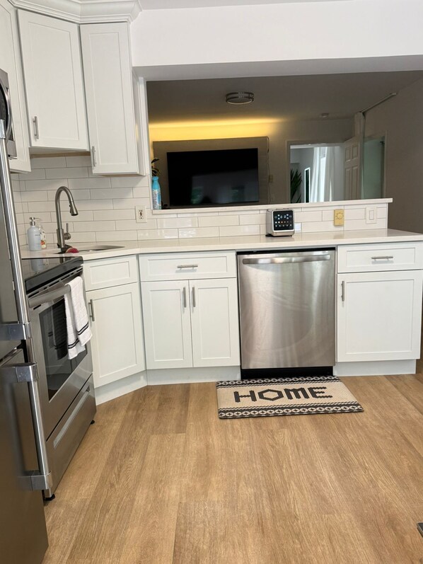 Private kitchen - Elegant Hideaway with Free Parking (White Plains)