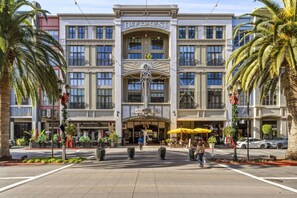 Exterior - Stylish Santana Row 2BR Loft Walk to Shop & Dining (San Jose)