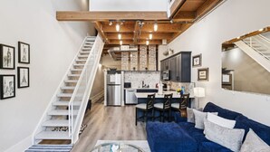 Un apartamento moderno con cocina, comedor y sala de estar.