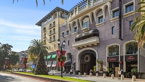 Un hotel de estilo arquitectónico clásico, con ventanas de arco y un balcón.