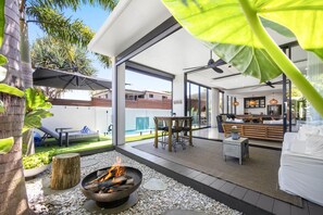 Outdoor dining - Spacious 3-Bedroom Retreat with BBQ and Pool (Coolum Beach)