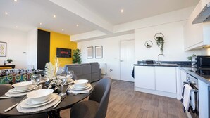 Eine moderne Wohnung mit Essbereich, Küche und Wohnraum.